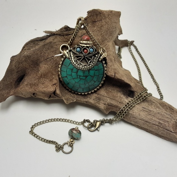Jewelry - VINTAGE TURQUOISE ENCAPSULATED NECKLACE